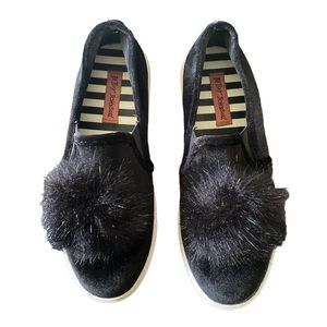☃️Betsey Johnson Black Velvet Zapp Pom Pom Sneakers Size 8.5B